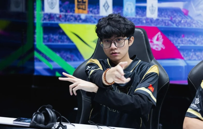 Game thủ chuyên nghiệp trong giải đấu eSports với phong cách tự tin, mặc áo đấu m� u đen v�  cử chỉ tay mạnh mẽ