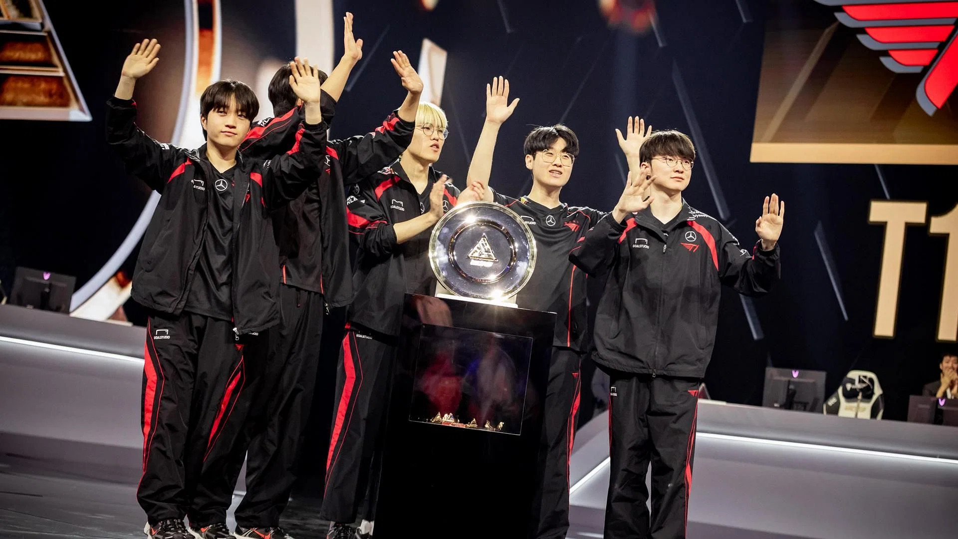 Đội tuyển GAM Esports cùng nhau nâng cao chiếc cúp vô địch trong một giải đấu esports lớn
